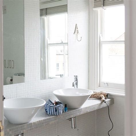 Снаружи этот дом в канаде выглядит консервативно: White bathroom with mosaic tiles | Bathroom decorating ...