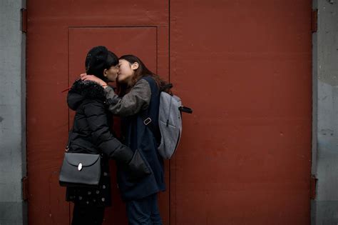 北京一对女同性恋注册结婚被拒 当街接吻 图 青岛新闻网