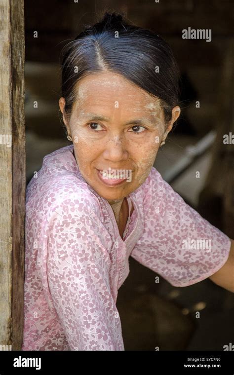 Burmese Lady Yandabo Village Myanmar Stock Photo Alamy