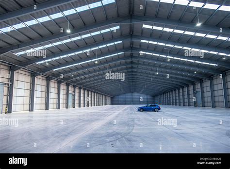 Enormous Empty Warehouse Space Stock Photo Alamy