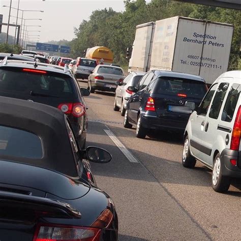 Ein auto wurde in einen bach gespült, das gelände eines schwimmbads mit schlamm und geröll bedeckt, eine durch den wald. Unfall auf der A565 - Autobahn gesperrt! - Radio Bonn ...