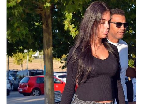 Cristiano Ronaldos Pregnant Girlfriend Georgina Rodriguez Shows Off