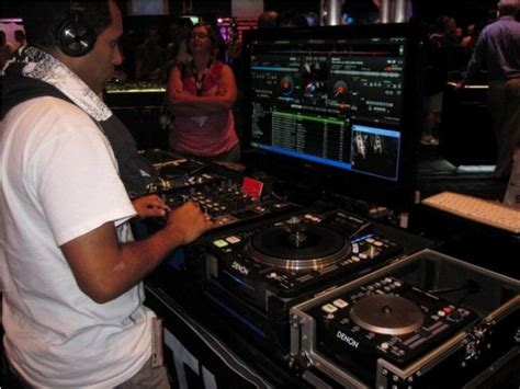 Browse 187 dj foto stock photos and images available, or start a new search to explore more stock photos and. Virtual DJ ou Traktor? Veja qual é o melhor programa para ...