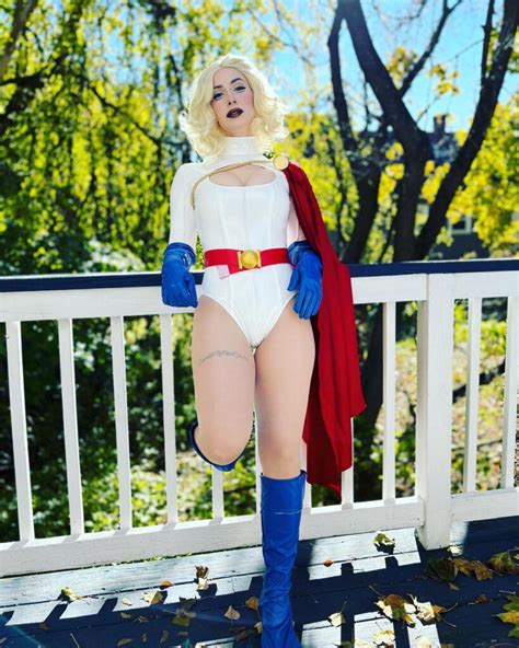 power girl poderosa brilha em cosplay ousado da heroína da dc legado da dc