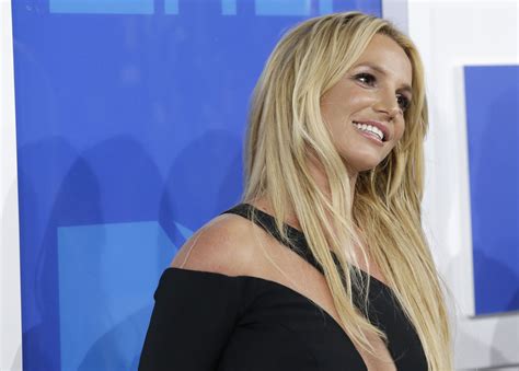 Britney Spears Se D Voile Enti Rement Nue Au Fond De L Oc An