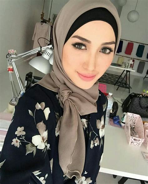 Senyuman Manis Wajah Hijabers Hijab Seksi
