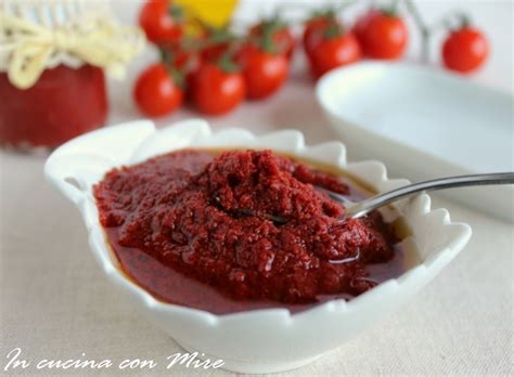 Un intenso sole estivo che duri ininterrottamente almeno una settimana; Concentrato di pomodoro fatto in casa "u strattu" o a ...