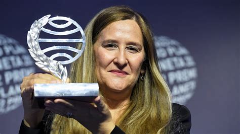 luz gabás ganadora del premio planeta 2022 por la novela histórica lejos de luisiana vanity fair