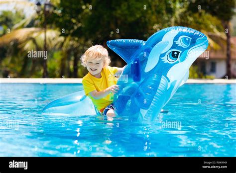 Niños Jugando En La Piscina Los Niños Pueden Aprender A Nadar Little