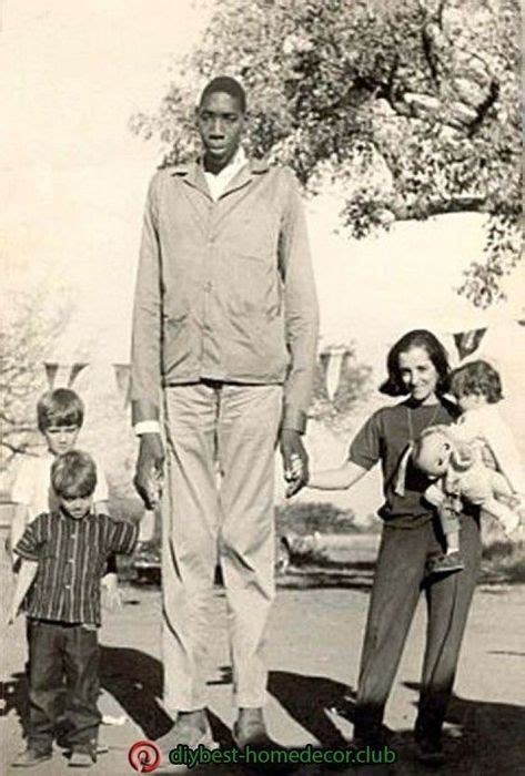 Meet The Top 10 Tallest Humans Ever In 2020 Human Oddities Giant