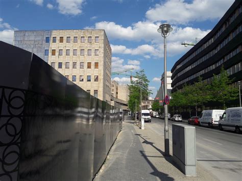 Das unternehmen mit sitz in frankfurt am main ist als universalbank tätig und unterhält bedeutende niederlassungen in london, new york city, singapur. ehemaliger Deutsche Bank Komplex - Mauerstraße | Berliner ...