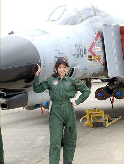 各国战斗机女飞行员的风采，最后那位解放军女飞，已为国捐躯