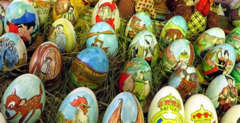 Asturias: “fiesta de los Güevos Pintos”en Pola de Siero, una artística