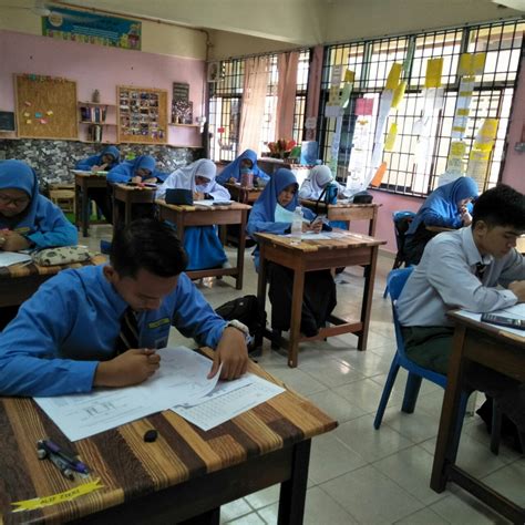 Pancasila adalah ideologi berbangsa dan bernegara yang mengandung dasar moral berbangsa dan bernegara. Sekolah Menengah Kebangsaan Datuk Haji Ahmad Badawi: Kuiz ...