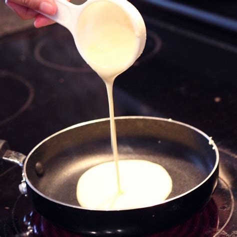 Mau tau cara membuat leker dengan teflon. Cara Membuat Crepes Teflon - Kocok susu dan telur yang ada dengan menggunakan whisk hingga ...