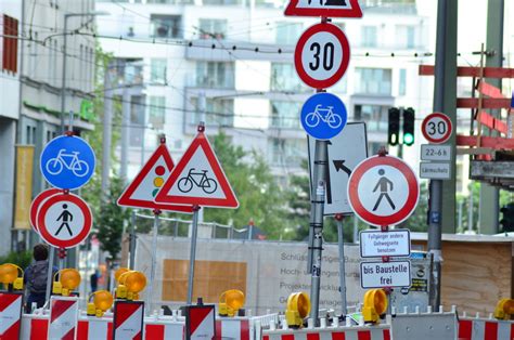 Näheres zu den richtzeichen sowie weitere abbildungen relevanter verkehrzeichen finden sie in unserem ratgeber richtzeichen. Augen auf im Straßenverkehr: Bedeutung der Verkehrszeichen