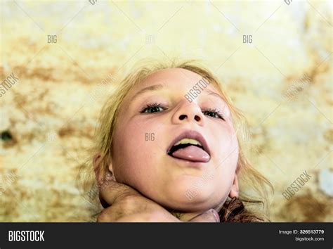 Strangle Girl Bildbanksfoton Och Bilder Getty Images Photos