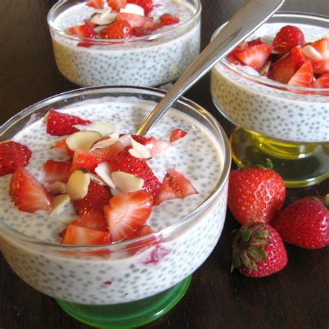Yaourt amélioré aux graines de chia et aux fraises