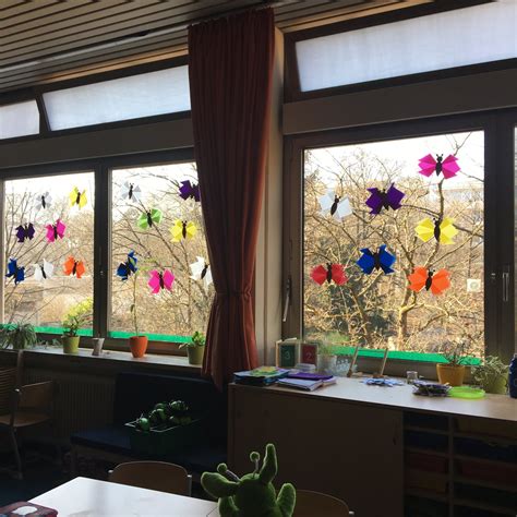Fensterbilder tonkarton familie pinguin winter wenn sie gebrauchte möbel überprüfen, kontrollieren ebendiese. Frau Locke: Einfache Fensterdeko Frühling: Schmetterlinge ...