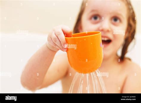 Lustige Kleine Mädchen Mit Blonden Haaren Spielen Mit Schaum In Einer Badewanne Stockfotografie