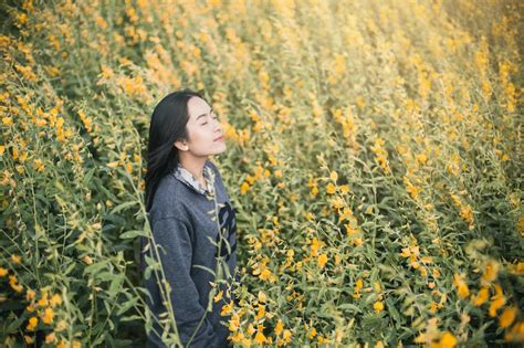 9 Little Things Mindful People Do Differently According To Therapists