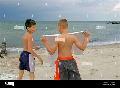Zwei Jungen Am Strand Der Ostsee Mecklenburg West Pomerania