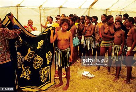 Thousands Of Zulu Maidens Gather For Annual Reed Dance Fotografias E