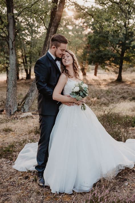 Viele fotografen aus der meisterklasse fotografieren ein schönes paar modelle in einem schwarzen hochzeitskleid und bugs auf dem hintergrund einer roten ziegelsteinwand. Brautpaarshooting in der Lüneburger Heide | Hochzeit ...