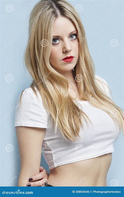 portrait de belle jeune femme blonde avec les lèvres rouges au dessus du fond bleu clair image