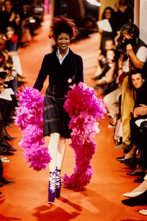 Vivienne Westwood Momentos Inolvidables Sobre La Pasarela Vogue