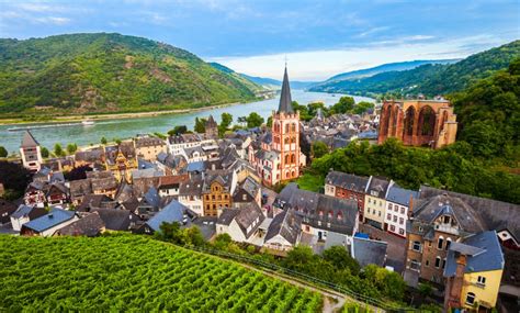 Mystische waldmeere, einzigartige fernsichten über sanft gewellte mittelgebirgslandschaften, tief ins urgestein des rheinischen schiefergebirges eingekerbte täler mit funkelnden flüssen und bächen, mächtige. Rhineland-Palatinate (Rheinland-Pfalz) | German states