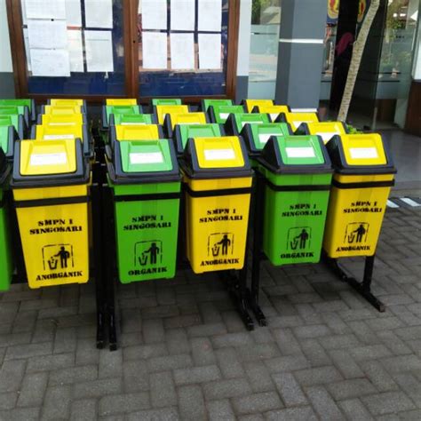Untuk sampah plastik serta kaleng dapat digunakan sebagai wadah, tergantung dengan ukuran. Contoh Sampah Organik Dan Non Organik - Berbagai Contoh