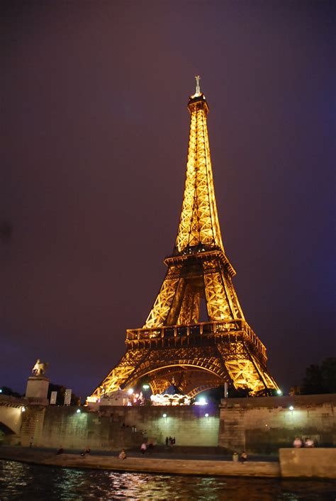 Eiffel Tower At Night 夜のエッフェル塔 最終のセーヌ川クルーズ船から撮影。夏は日没が10 Flickr