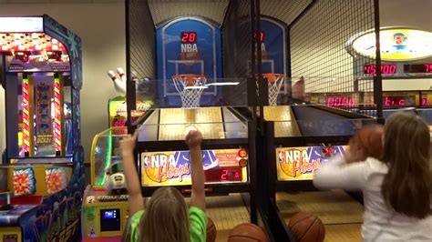 The Greatest Basketball Shooter In Chuck E Cheese Youtube