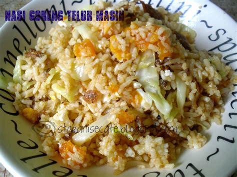 Sajian lengkaplah kiranya sebab ada sayur, telur dan dimasak dengan cara rebus. STARANISE CAFE: Nasi Goreng Telur Masin