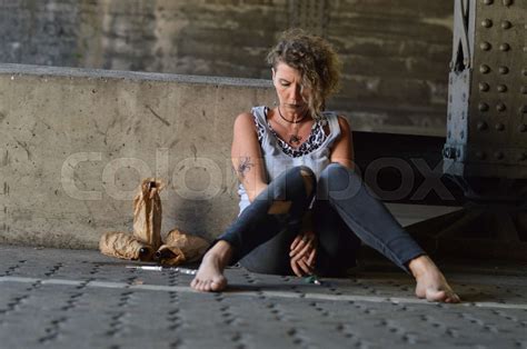 Verzweifelte Obdachlose Punkerin Sitz Auf Dem Boden An Der Strasse Und
