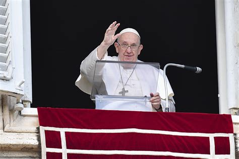 Long Homilies Are A Disaster Keep It Under 10 Minutes Pope Says