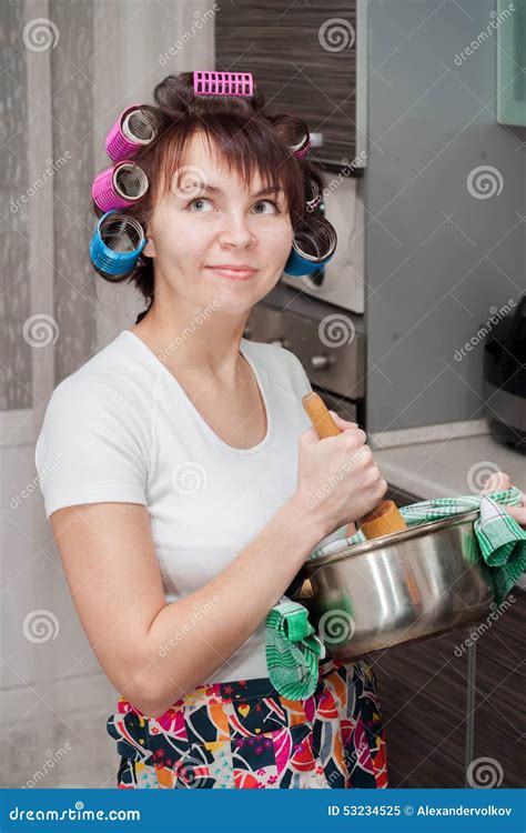 Gospodyni domowa w kuchni obraz stock Obraz złożonej z marzenie 53234525