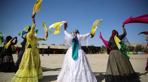 رقص زنان عشایر در مراسم بله‌برون تصاوير بزرگ مردم سالاری آنلاين
