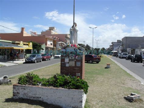 Sus playas se caracterizan por ser llanas, de un ancho variable de 100 a 150 m acompañadas por los frondosos médanos. Stella Maris, Mar del Tuyu, Buenos Aires - Mar del Tuyu ...