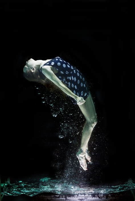 무료 이미지 물 수중 살고 있다 모델 유행 푸른 자유 생명 잠수 미술 노출 드레스 소설 깊은 숨 아름다움 개념 탱크 여자 아름다운