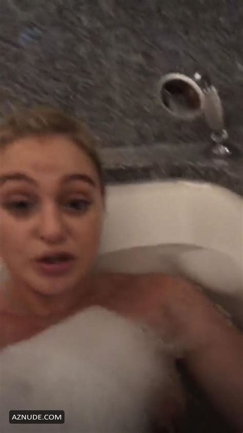 Iskra Lawrence Flashes Boob In The Bathroom While She Was Live On