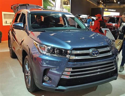Even with multiple available drive modes like comfort, eco, sport and snow, there's not a vivid difference in its overall character. 2010 Toyota Highlander Hybrid Base - 4dr SUV 3.3L V6 Hybrid AWD CVT auto