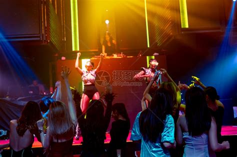 一群人在迪斯科夜总会跳舞高清图片下载 正版图片306615027 摄图网