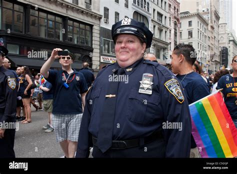 Eine Dicke Polizistin Lächelt In Die Kamera Während Der Gay Pride