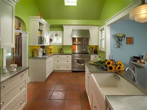 10 Beautiful Kitchens With Green Walls