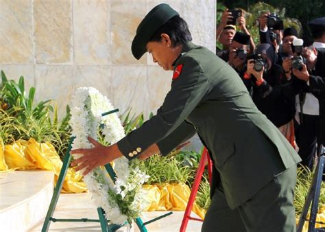 Majlis yang diadakan diperkarangan pangsapuri ikhlas itu telah diserikan lagi dengan kehadiran yang teramat mulia, dato' seri diraja tan sri tunku puteri intan safinaz binti almarhum sultan abdul halim mu'adzam shah, tunku. Tunku Puteri Intan Safinaz leads Kedah Warriors' Day ...