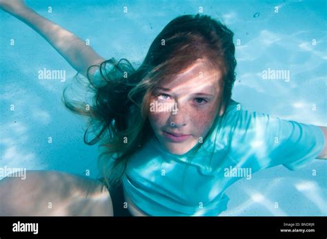 Mädchen Halten Atemzug Unter Wasser Stockfotografie Alamy