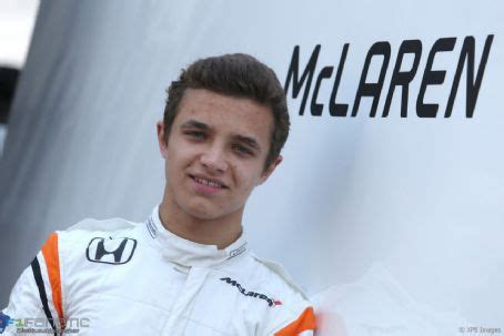 Temporarayayrly full time streamer, drives in formula 1 every now and then too. Who is Lando Norris dating? Lando Norris girlfriend, wife