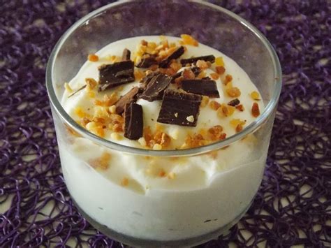 MOUSSE AU CHOCOLAT BLANC AUX COPEAUX DE CHOCOLAT NOIR ET PRALIN HACHE